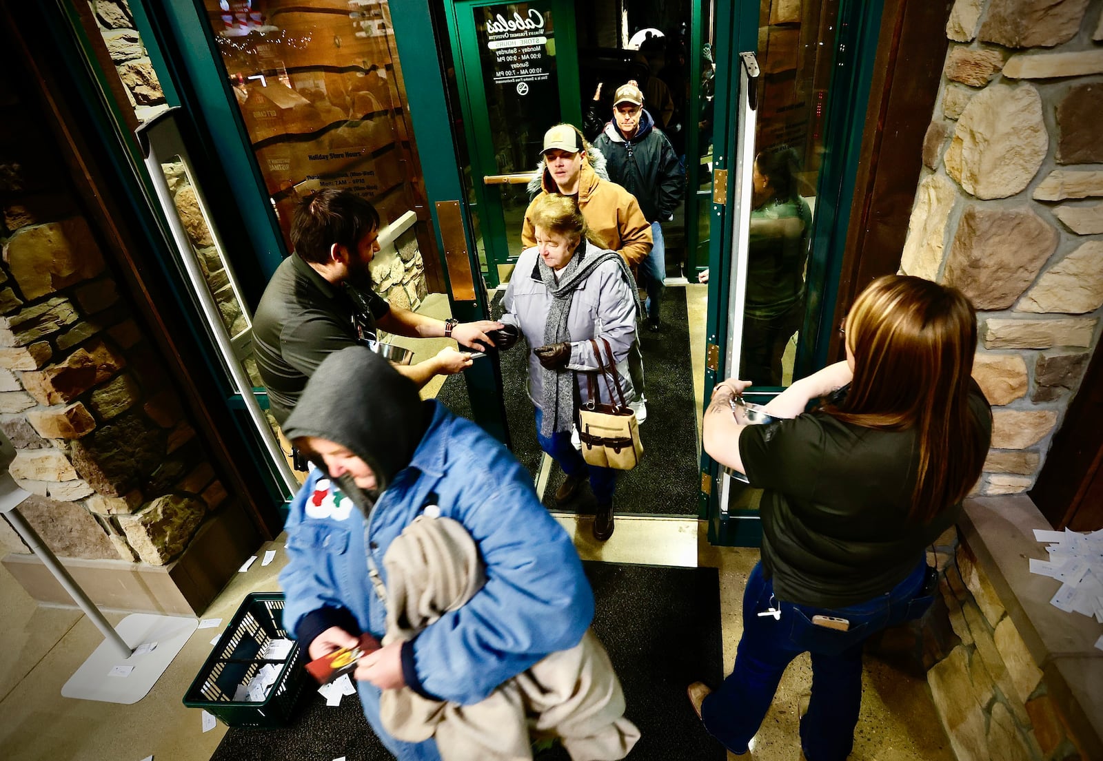 Black Friday shoppers entered Cabela’s in Centerville and were greeted by employees passing out gift cards on Nov. 29, 2024. MARSHALL GORBY / STAFF