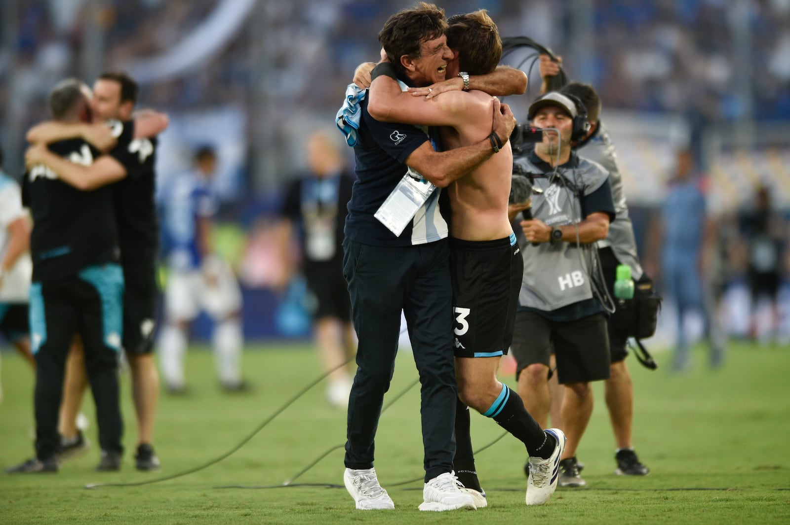 Coach Gustavo Costas of Argentina's Racing Club celebrates with player Santiago Sosa after winning the Copa Sudamericana final soccer match against Brazil's Cruzeiro in Asuncion, Paraguay, Saturday, Nov. 23, 2024. (AP Photo/Gustavo Garello)