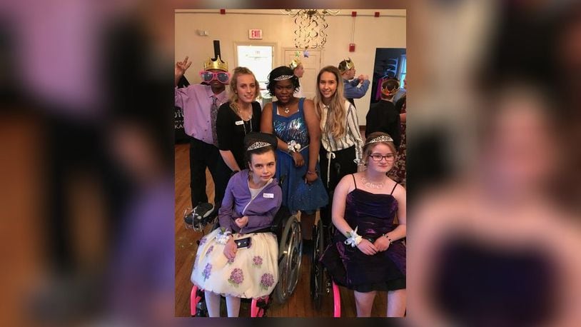 LOOK: Tim Tebow hosts prom for special needs students from various